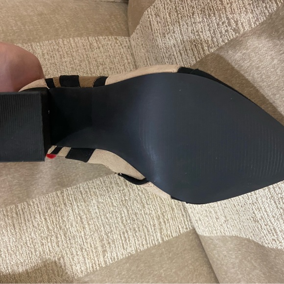 Stylish block heeled boots. New! Never worn. Sleek Design. Size 6.5. - Picture 5 of 5